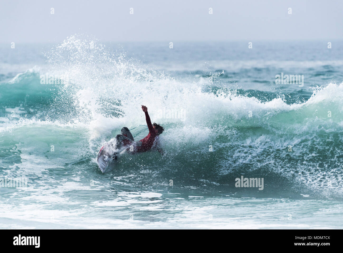 Ein Surfer in einer spektakulären Aktion auf den Fistral in Newquay Cornwall; Stockfoto