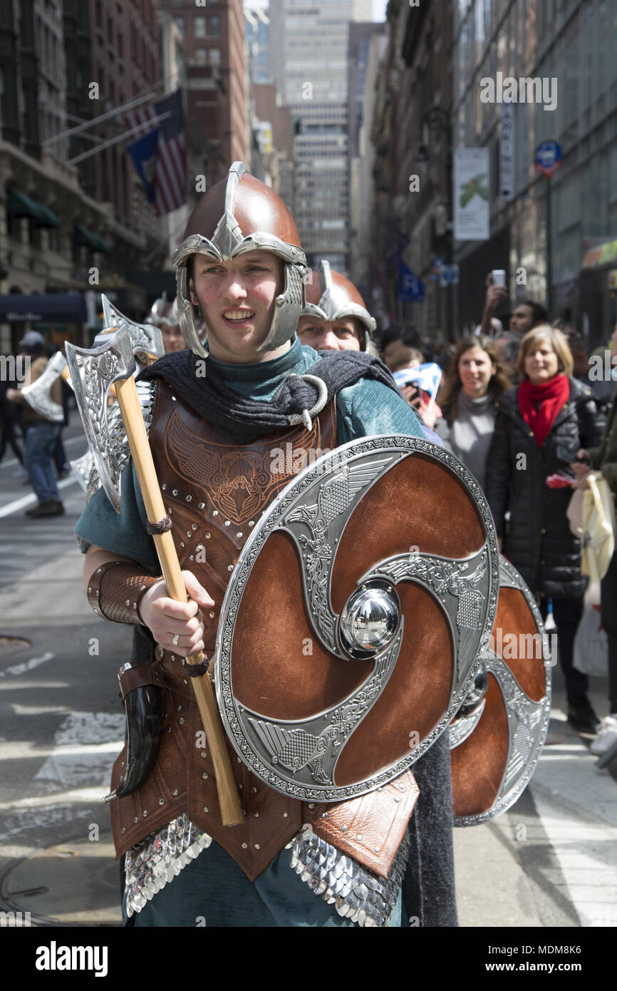 Platoon der Männer mit Schlacht Achsen & Schilde, die die Vikings die schottische Unabhängigkeit feiern im Jahre 1320 bei der jährlichen Tartan Parade in New York City proklamiert. Die Parade marschiert nach Norden auf der 6. Avenue in Midtown Manhattan. Stockfoto
