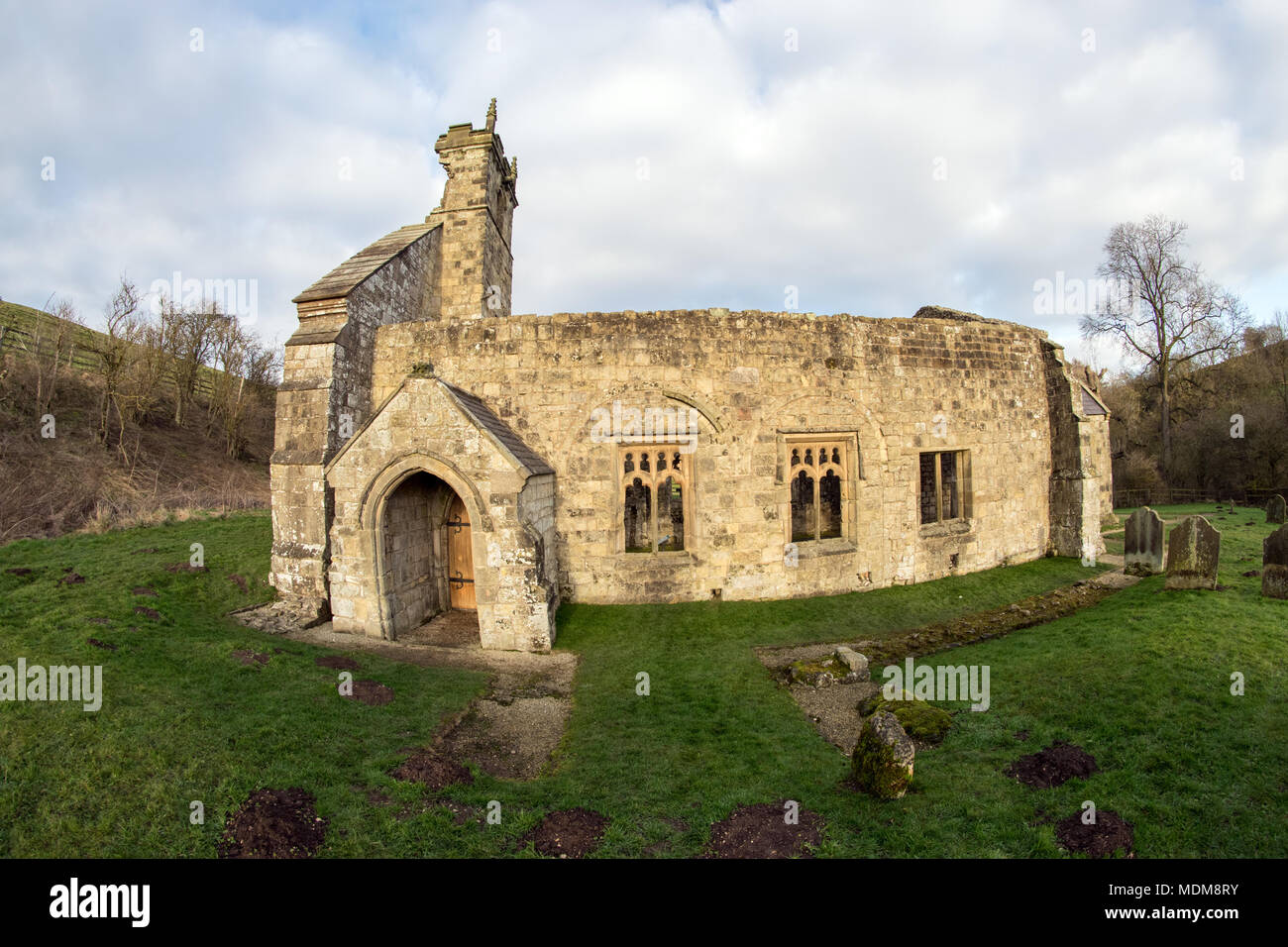 Die zerstörte Kirche am Wharram Percy verlassenes Dorf, East Yorkshire, Großbritannien Stockfoto