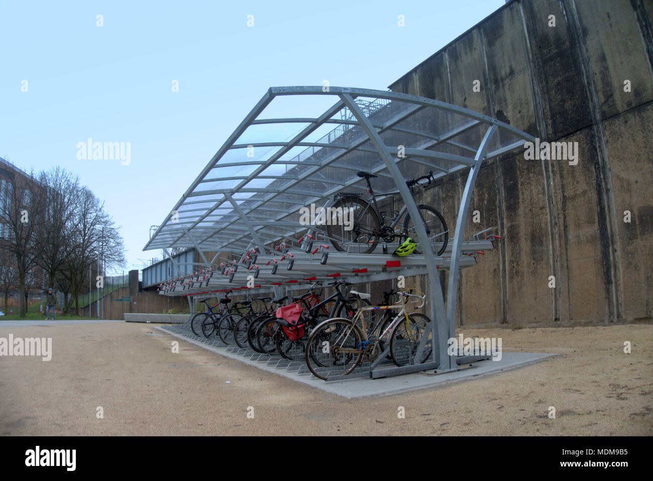 Partick station verkehrsknotenpunkt U-Bahn Bus Zug Pendler Abstellplätze Lösung Fahrradgarage Racks hub Metallverbindung Vordach Stufe mehrstufige Stockfoto