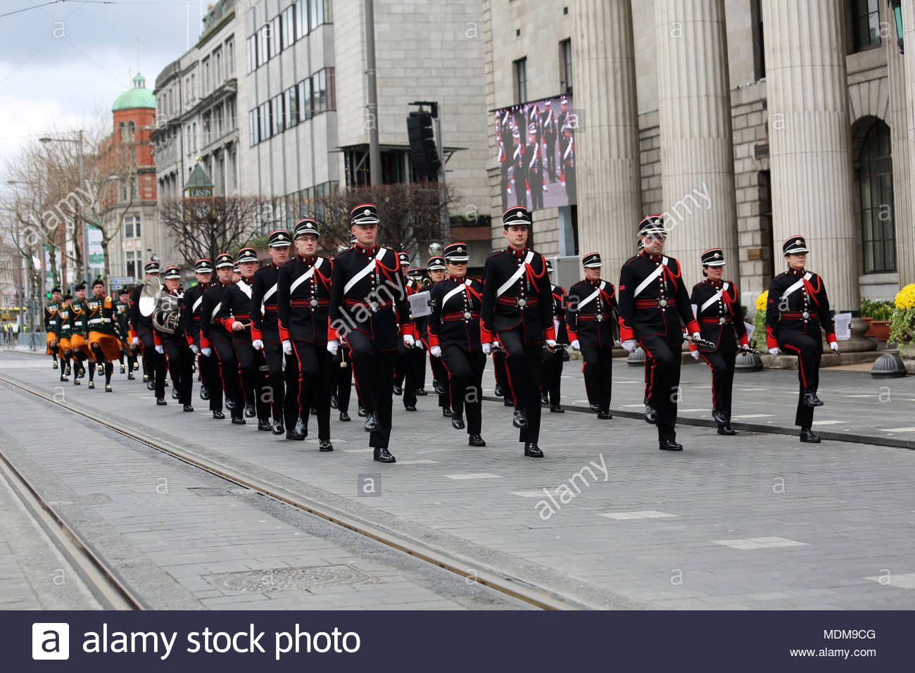 Particpiants im Ostern Parade zu Ehren der 1916 steigt die Menge in Dublin unterhalten. Credit: reallifephotos/Alamy Stockfoto