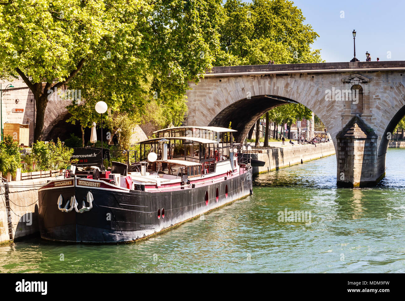 Hausboot in der Nähe von Pont Marie, Ile Saint-Louis, Paris, Frankreich. Stockfoto