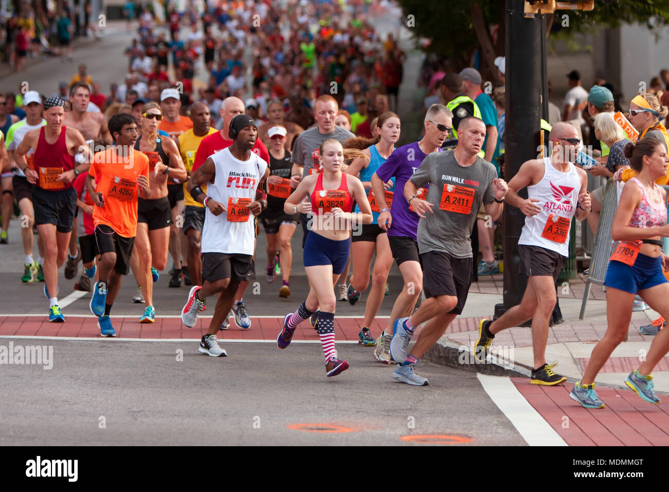 Tausende Läufer laufen nach unten Peachtree Street auf dem Weg zur Ziellinie der Peachtree Road Race am 4. Juli 2014 in Atlanta, GA. Stockfoto