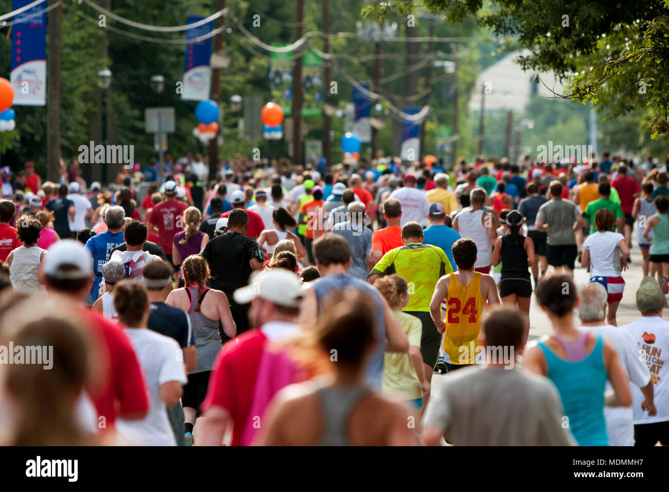 Atlanta, GA, USA - Juli 4, 2014: Tausende von Läufern Masse ein Atlanta Straße auf dem Weg zur Ziellinie der Peachtree Road Race. Stockfoto