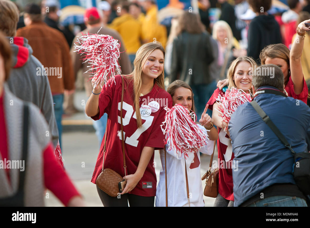 Weibliche Universität von Alabama fans gekleidet in Crimson posieren für Fotos auf dem Weg, die SEC Championship Game am 6. Dezember 2014 in Atlanta, GA. Stockfoto