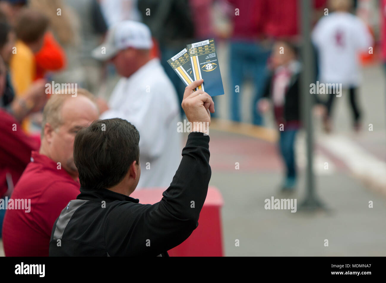 Atlanta, GA, USA - Dezember 6, 2014: Ein unbekannter Mann versucht, zwei Karten für die SEC Championship Game zu verkaufen, außerhalb der Georgia Dome. Stockfoto