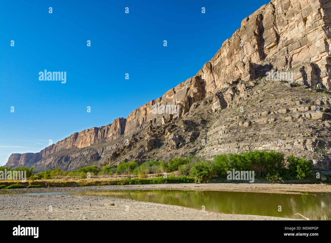 Texas, Big Bend National Park, in der Nähe der Santa Elena Canyon, Mesa auf Mexiko Seite des Rio Grande Fluss Stockfoto