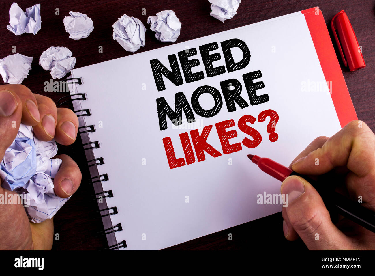 Konzeptionelle Hand schreiben, brauchen mehr Mag. Business Foto Text verbessern erreichen Werbung Marketing SEO Marketing verbessern, indem man Notepad geschrieben Stockfoto