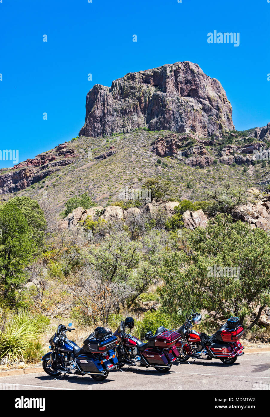 Texas, Big Bend National Park, Casa Grande, Motorräder in der Chisos Mountain Lodge Parkplatz Stockfoto