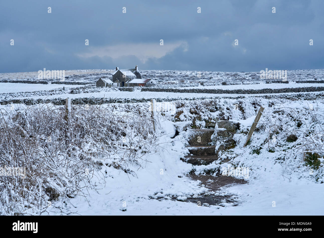 Männer ein Tol Bronzezeit West Cornwall UK, 18/03/2018. Die Farm zurück, die von den Steinen. Seltene Schnee in Cornwall, zwei Wochen vor Ostern Stockfoto