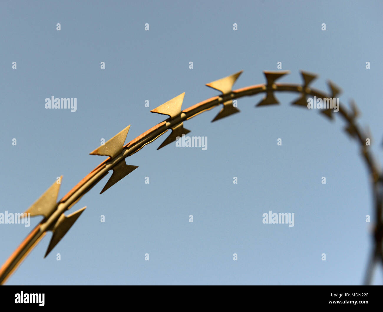 Razorwire schränkt den unbefugten Zugriff auf einen Zaun in Tongzhou, Peking, China Stockfoto