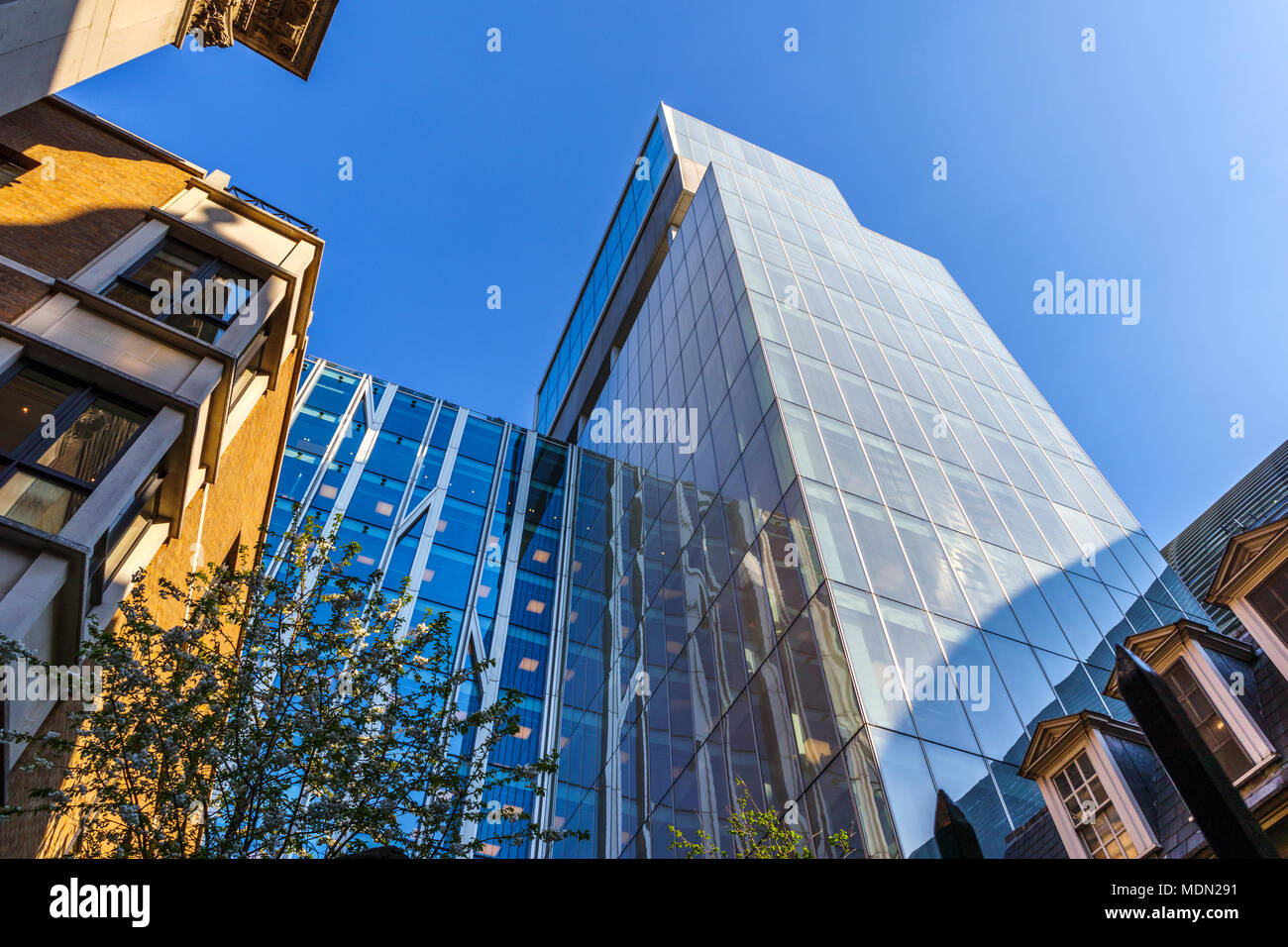 Blick auf New Court, London EC4, moderne Hauptquartier der Banker N M Rothschild & Söhne vom niederländischen Architekten Rem Koolhaus von OMA konzipiert Stockfoto