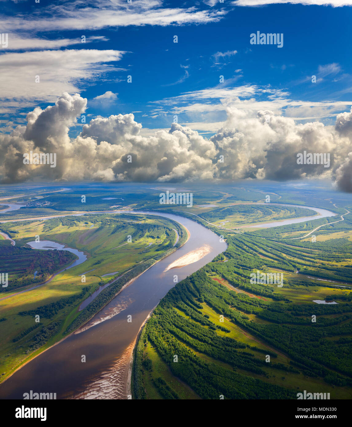 Landschaft mit Fluss und Wolken Stockfoto