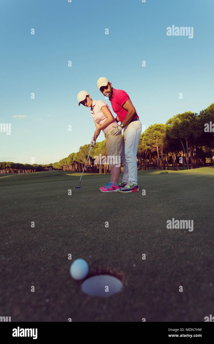 männliche Lehrer Lehre weibliche Golf Golfer, Personaltrainer Lektion am Golfplatz zu geben Stockfoto