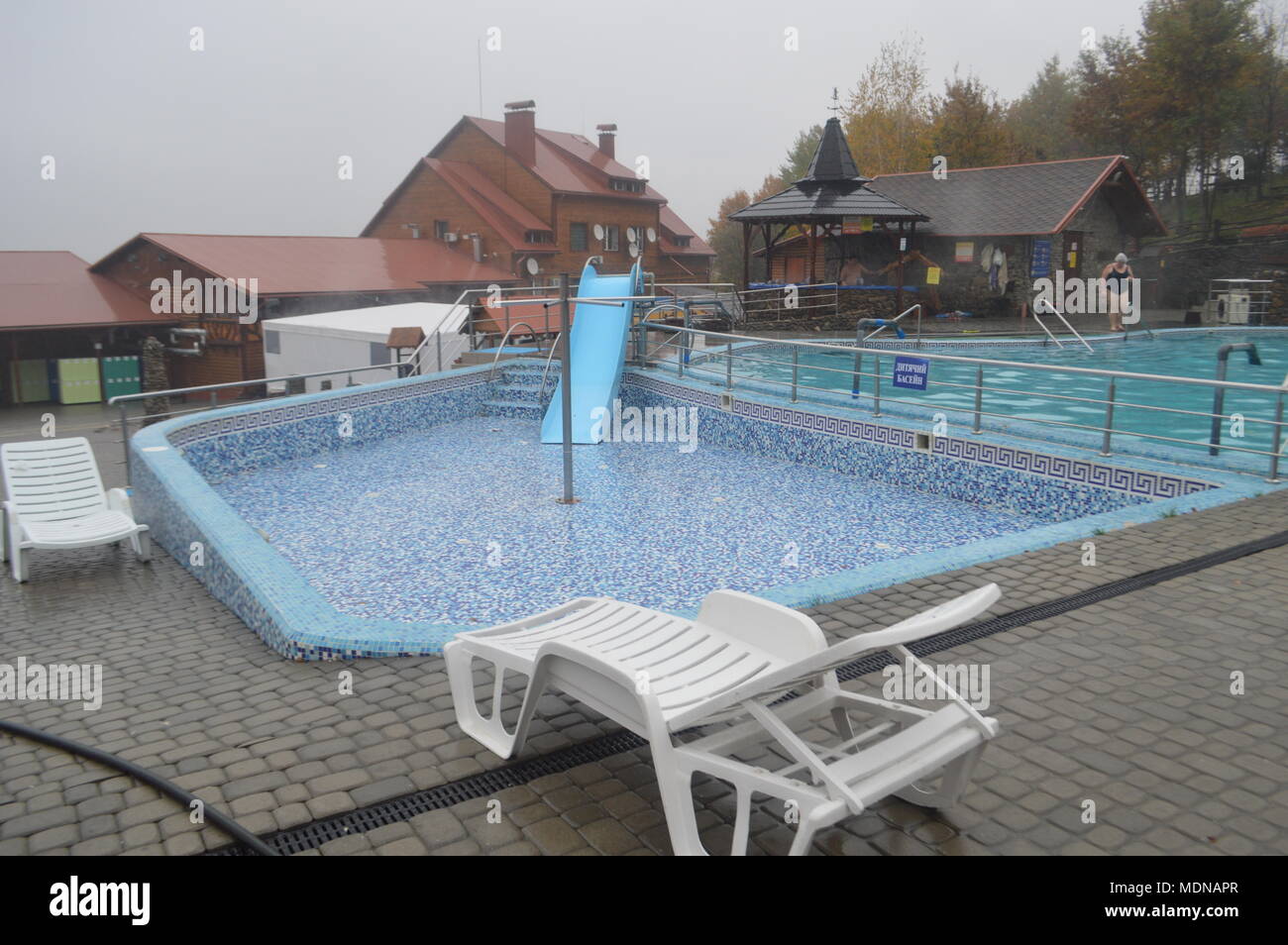 Großer Garten und Schwimmbad Stockfoto