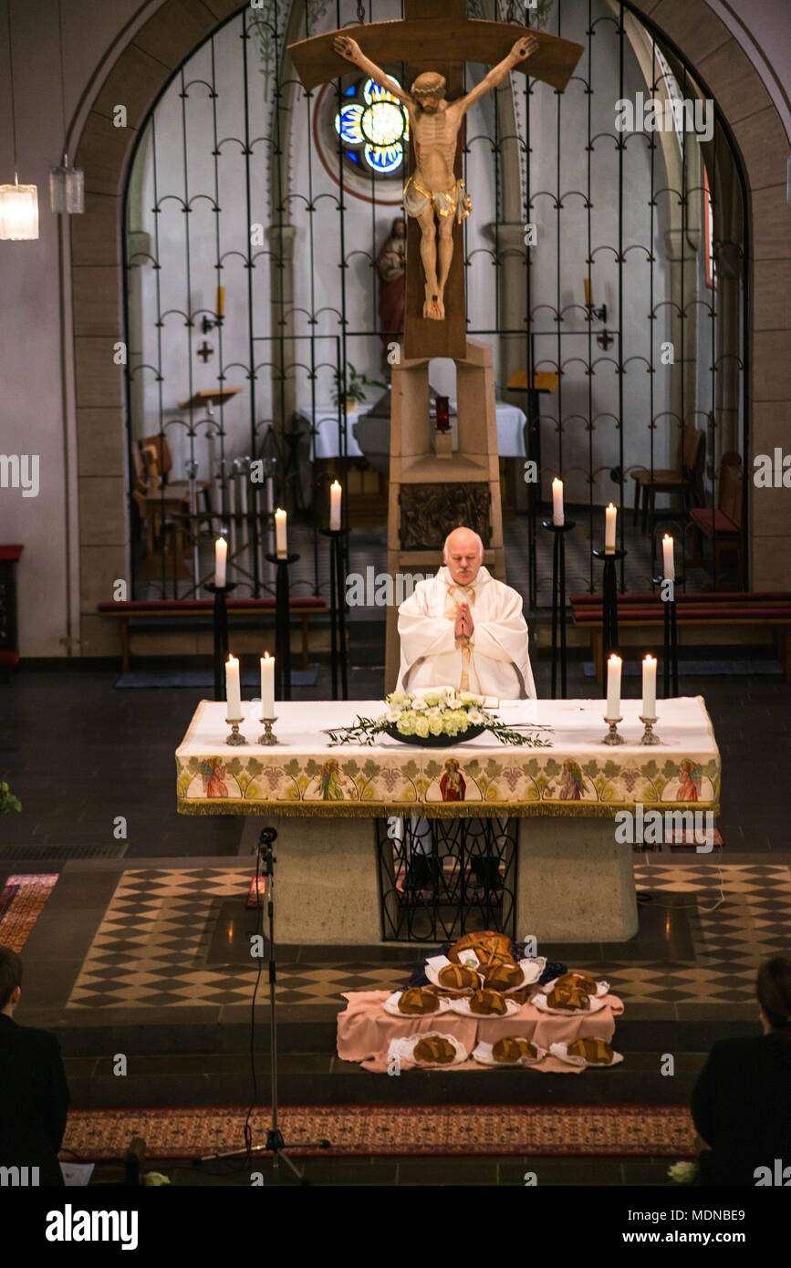 Rieden Deutschland 15.04.2018 - Priester die Kirche Service vor Publikum in theinterior einer Kirche Stockfoto