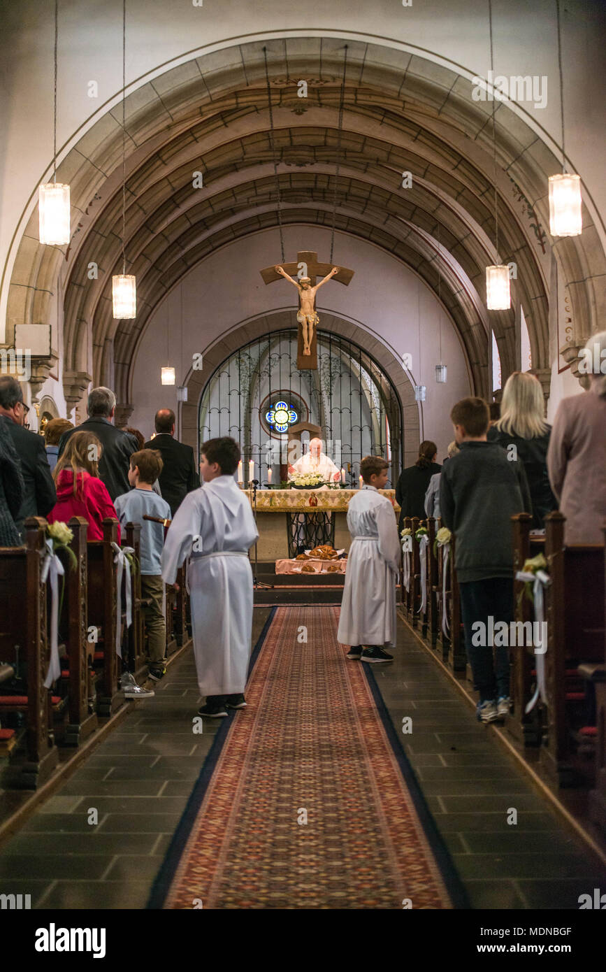 Rieden Deutschland 15.04.2018 - Priester die Kirche Service vor Publikum in theinterior einer Kirche Stockfoto