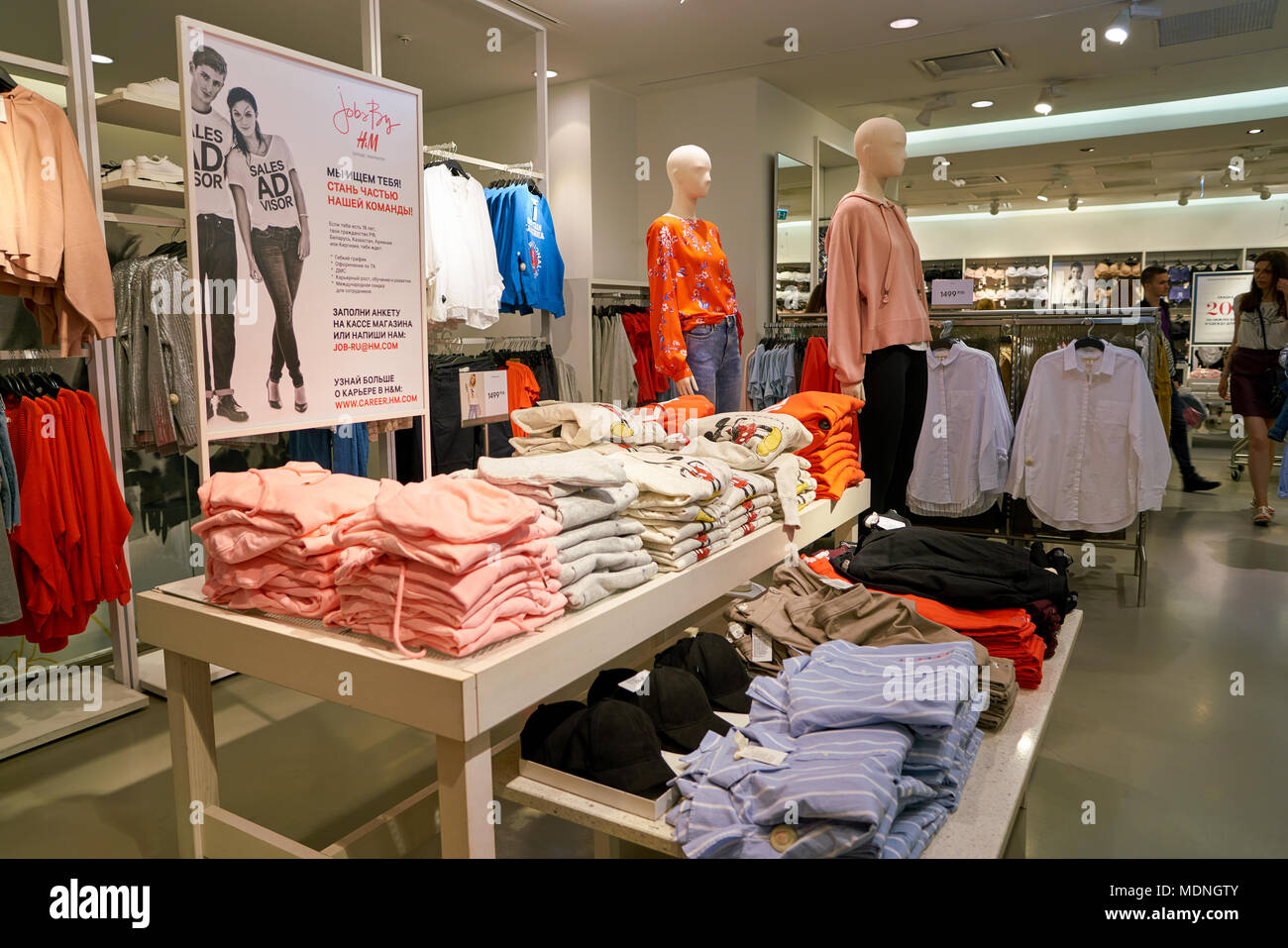 Sankt Petersburg, Russland - ca. August 2017: In der H&M Store bei Galeria  Shopping Center. H&M ist ein schwedischen multinationalen Bekleidung -  Einzelhandel Standort Stockfotografie - Alamy