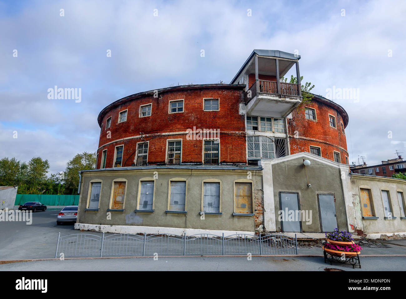 In Tjumen, Russland 9. SEPTEMBER 2016 Runde Gebäude der Stadt
