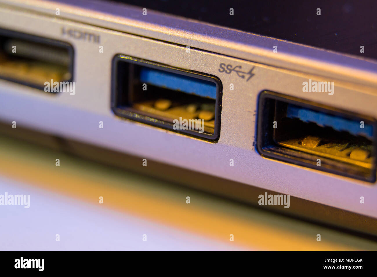 Nahaufnahme von schnell blau USB 3 Ports in einem Laptop. Stockfoto