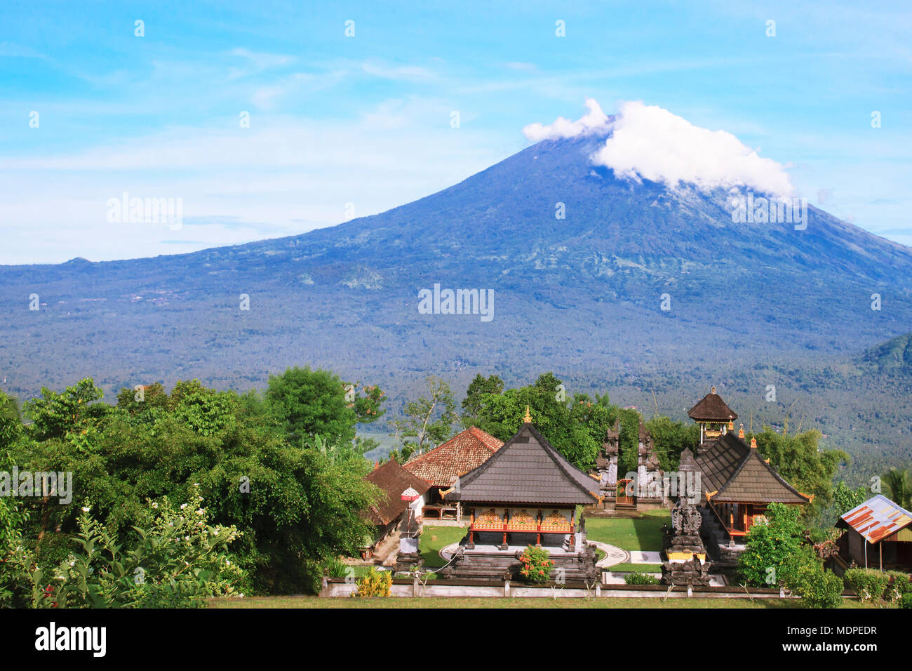 Pura Lempuyang Tempel mit Mount Agung im Hintergrund in Bali, Indonesien. balinesische Kultur Stockfoto