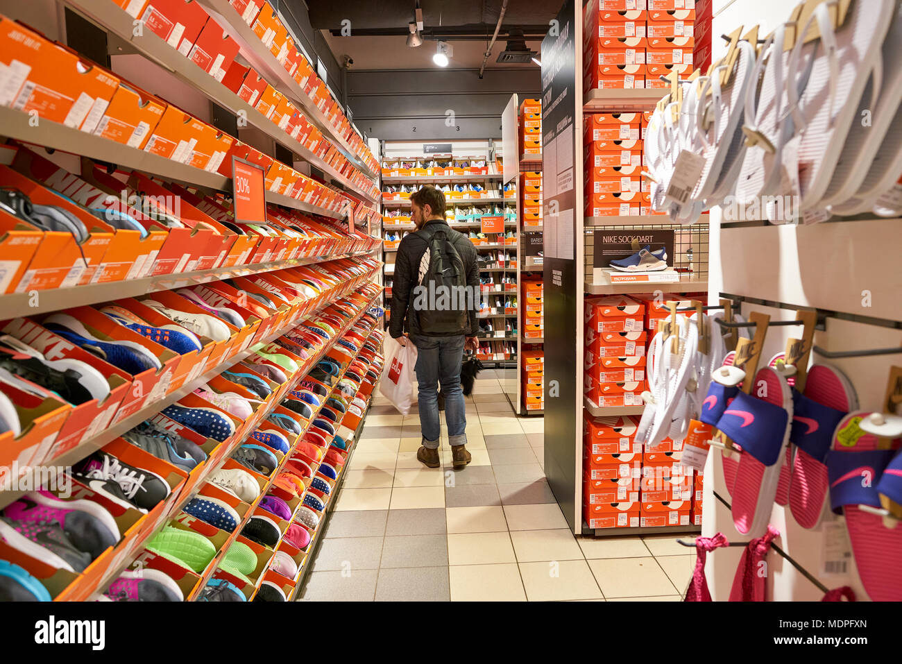 Nike fabrikladen -Fotos und -Bildmaterial in hoher Auflösung – Alamy