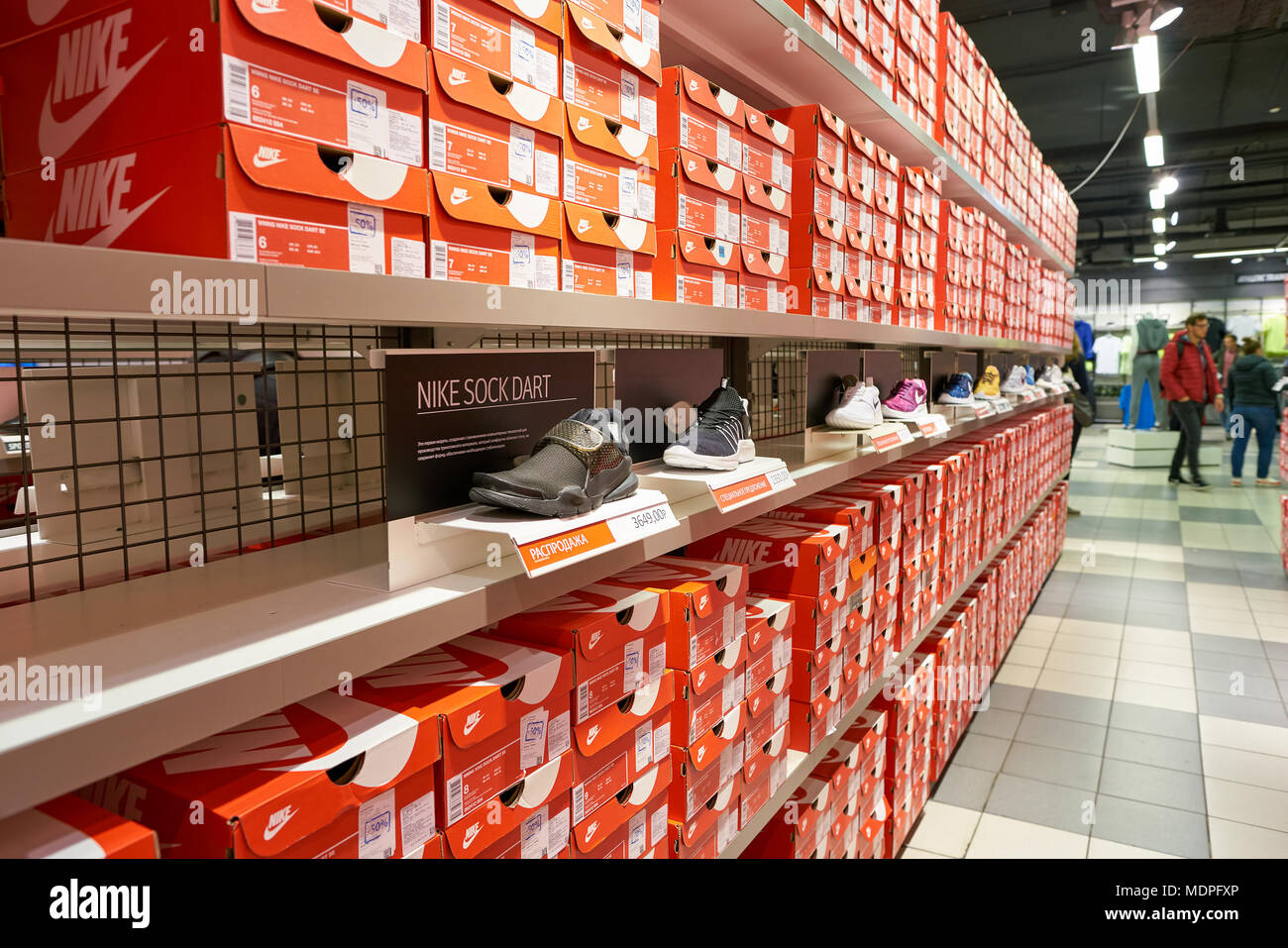 Sankt Petersburg, Russland - ca. Oktober 2017: inside Nike Factory Store in Sankt Petersburg. Stockfoto