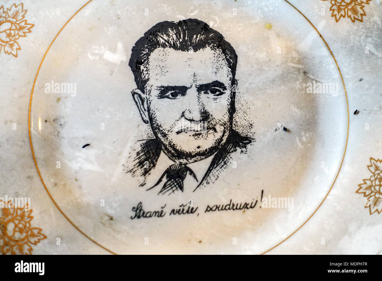 Tschechoslowakei Kommunist. Platte mit einem Porträt von Klement Gottwald, erster kommunistischer Präsident (1948-1953) mit dem Slogan glauben für Partei, Genossen Stockfoto