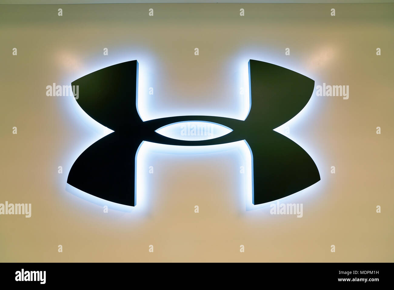 BUSAN, SÜDKOREA - ca. Mai 2017: Nahaufnahme von Under Armour unterzeichnen. Stockfoto