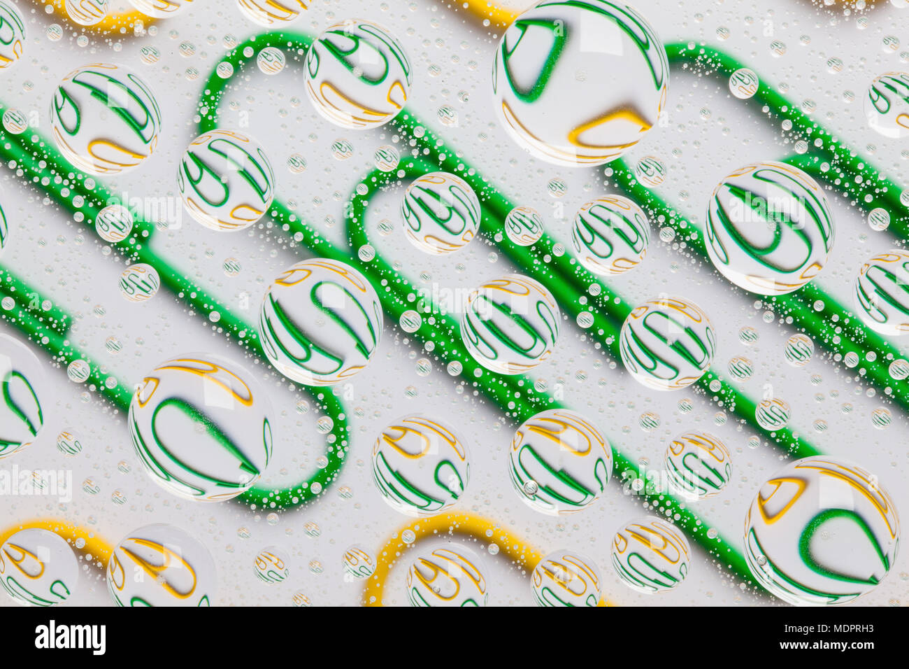 Farbe Hintergrund mit Regentropfen und Büroklammern Stockfoto