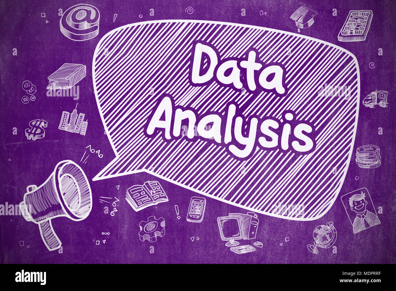 Datenanalyse - Cartoon Illustration auf lila Schiefertafel. Stockfoto
