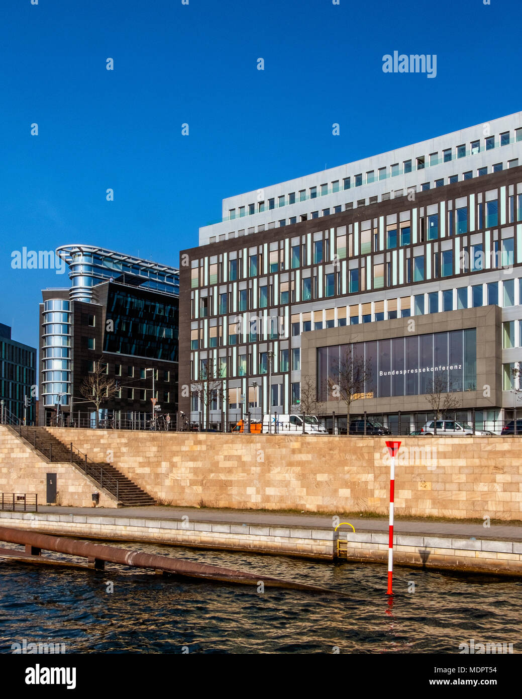 Berlin Mitte. Moderne Architektur. BMW Stiftung Herbert Quandt Bauen & Bundespressekonferenz neben der Spree Stockfoto
