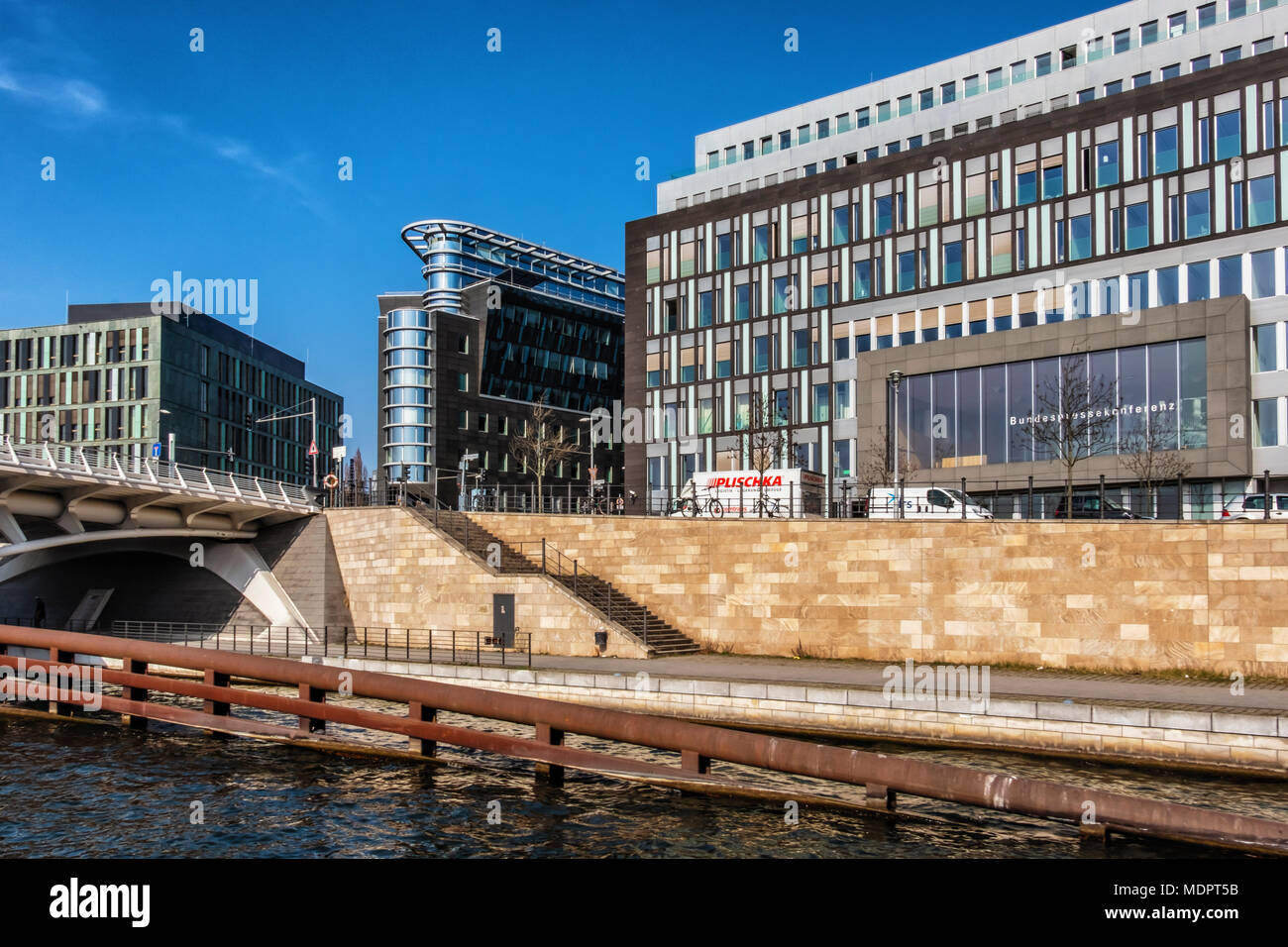 Berlin Mitte. Moderne Architektur. BMW Stiftung Herbert Quandt Bauen & Bundespressekonferenz neben der Spree Stockfoto