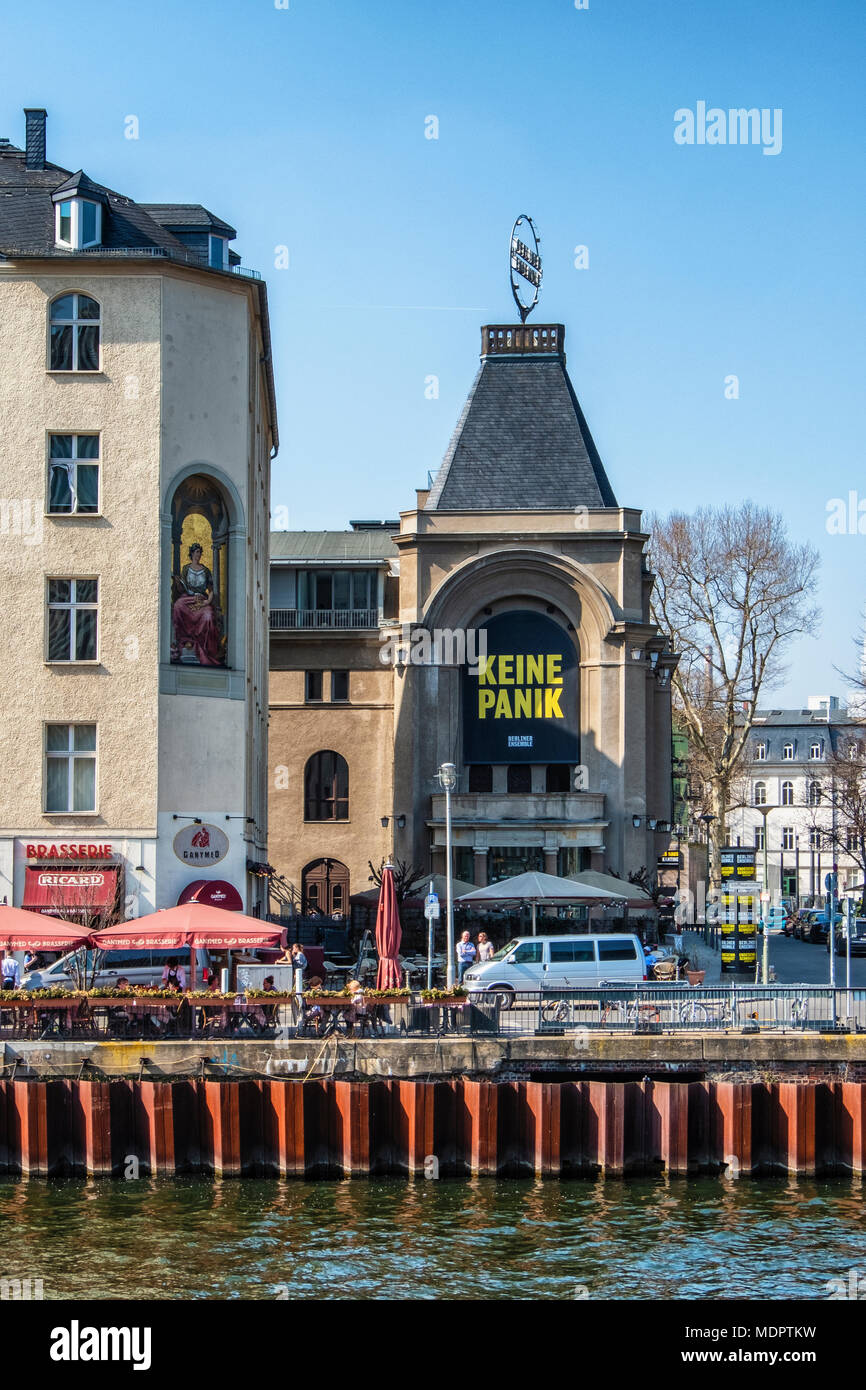 Berlin, Mitte, Berliner Ensemble theater, Theater am Schiffbauerdamm. Historischen playhouse Gebäude außen neben Spree. 1949 von Brecht gegründet Stockfoto