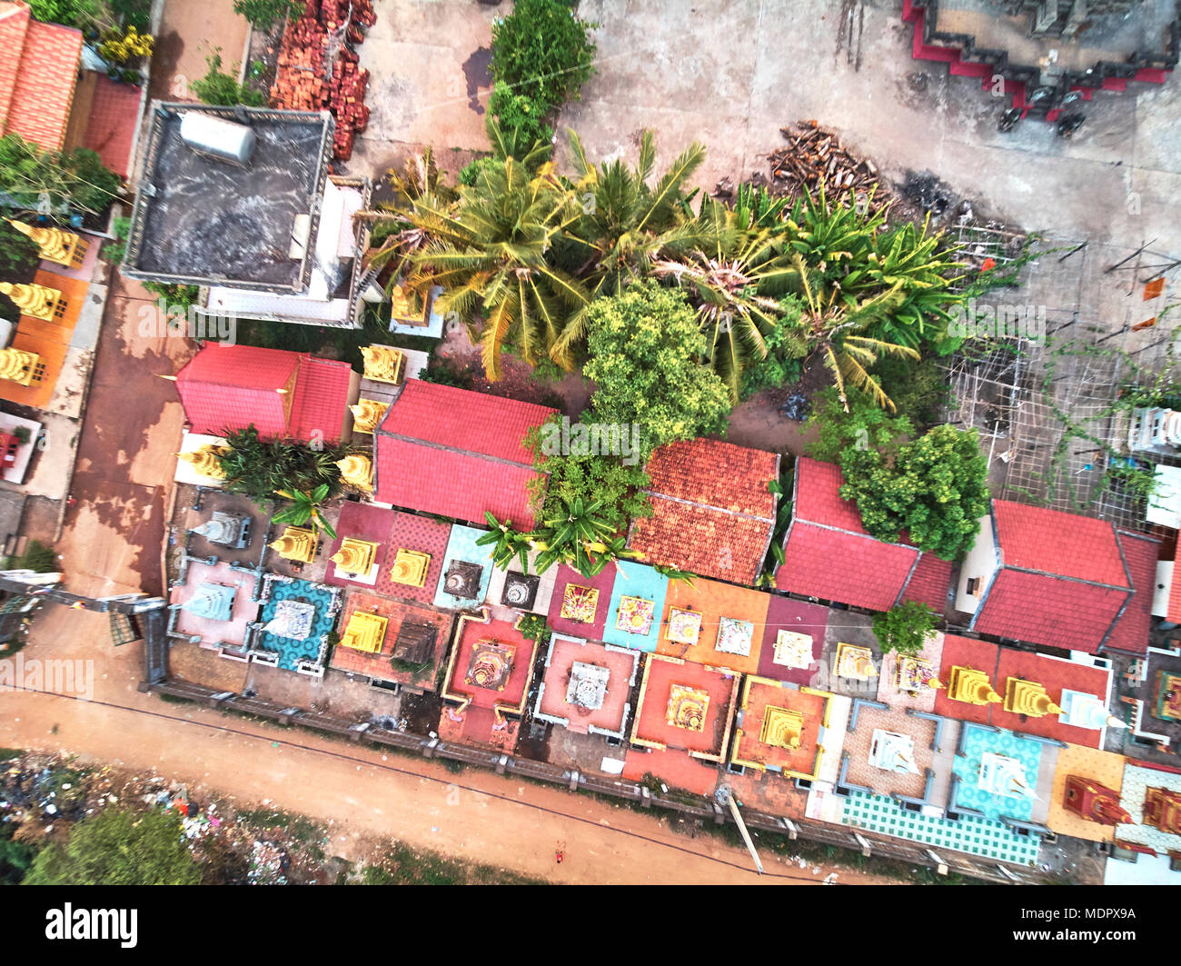 Antenne drone Ansicht TOPDOWN-Eagle Eye ein traditionelles Tempel Pagode Friedhof in Siem Reap Kambodscha Asien Stockfoto