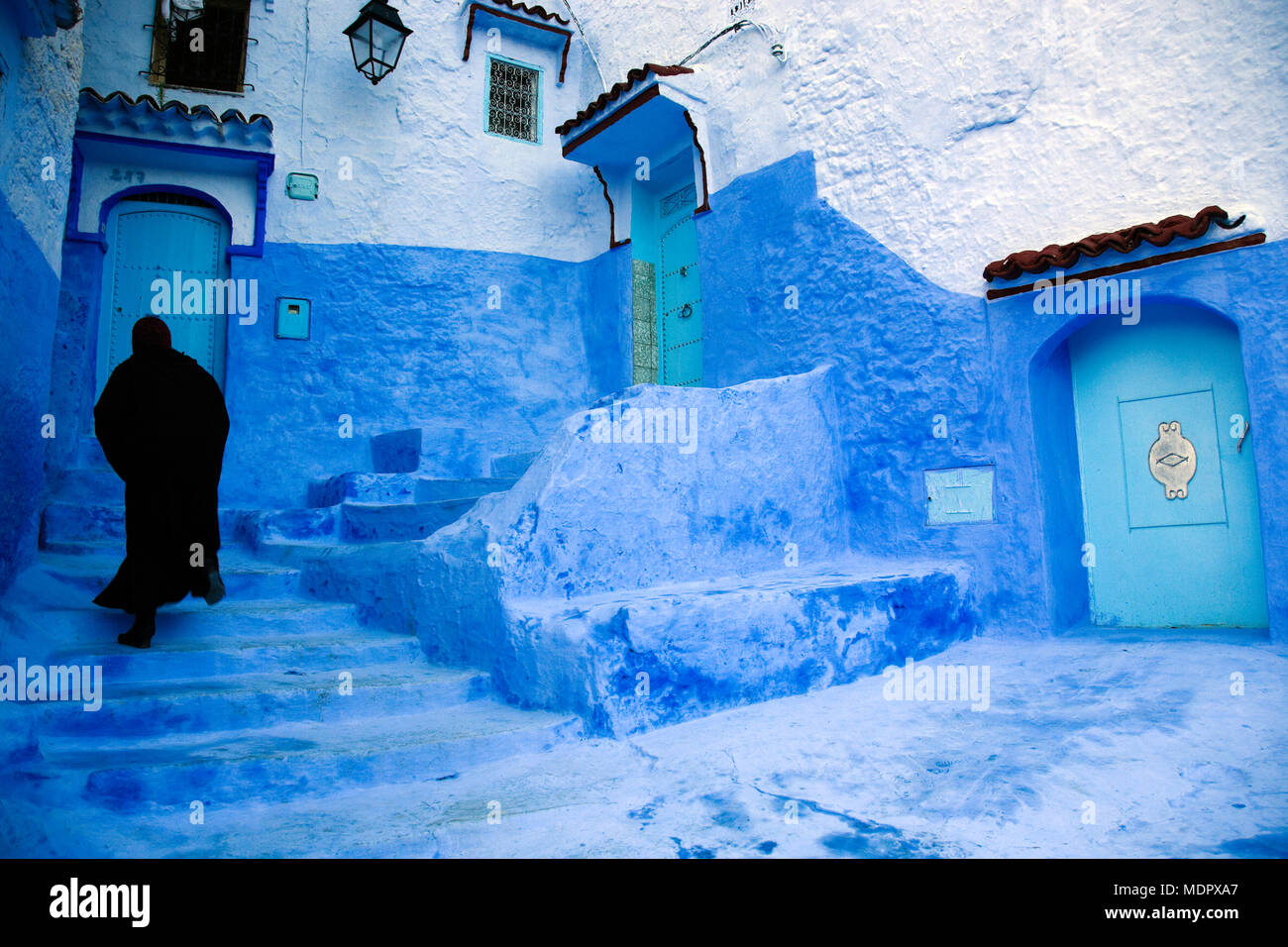 Chefchaouen, Marokko; Frau in traditioneller Kleidung in der Altstadt. Stockfoto