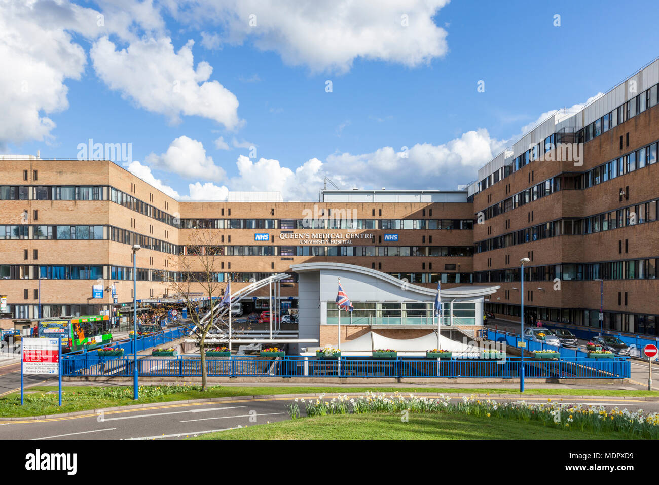Haupteingang des Queen's Medical Center. Die QMC ist Teil der Nottingham University Hospitals NHS Trust in Nottingham, England, UK. Stockfoto