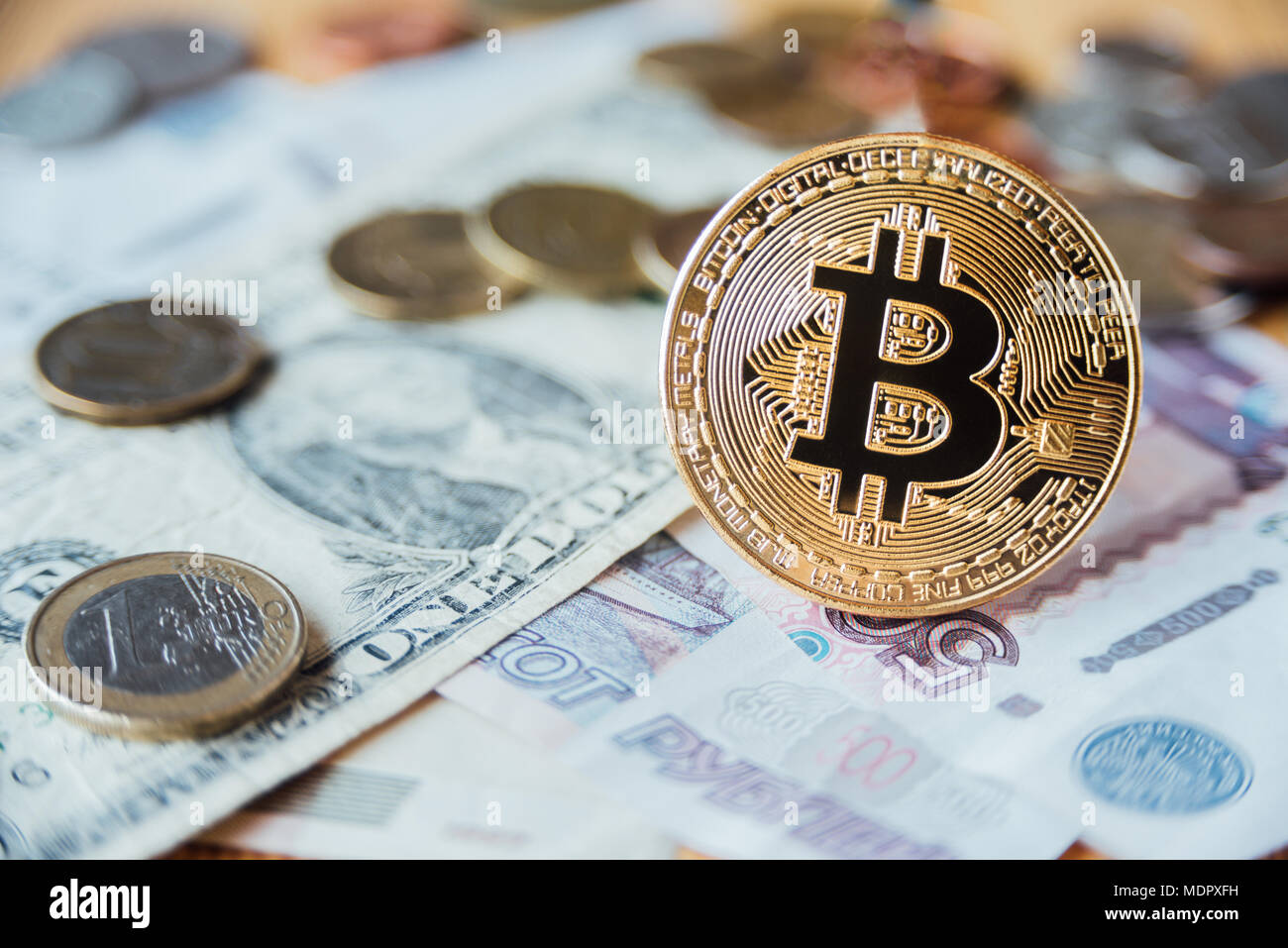 Bitcoin, Euro, Dollar und Rubel Münzen auf Papier Währung Stockfotografie -  Alamy