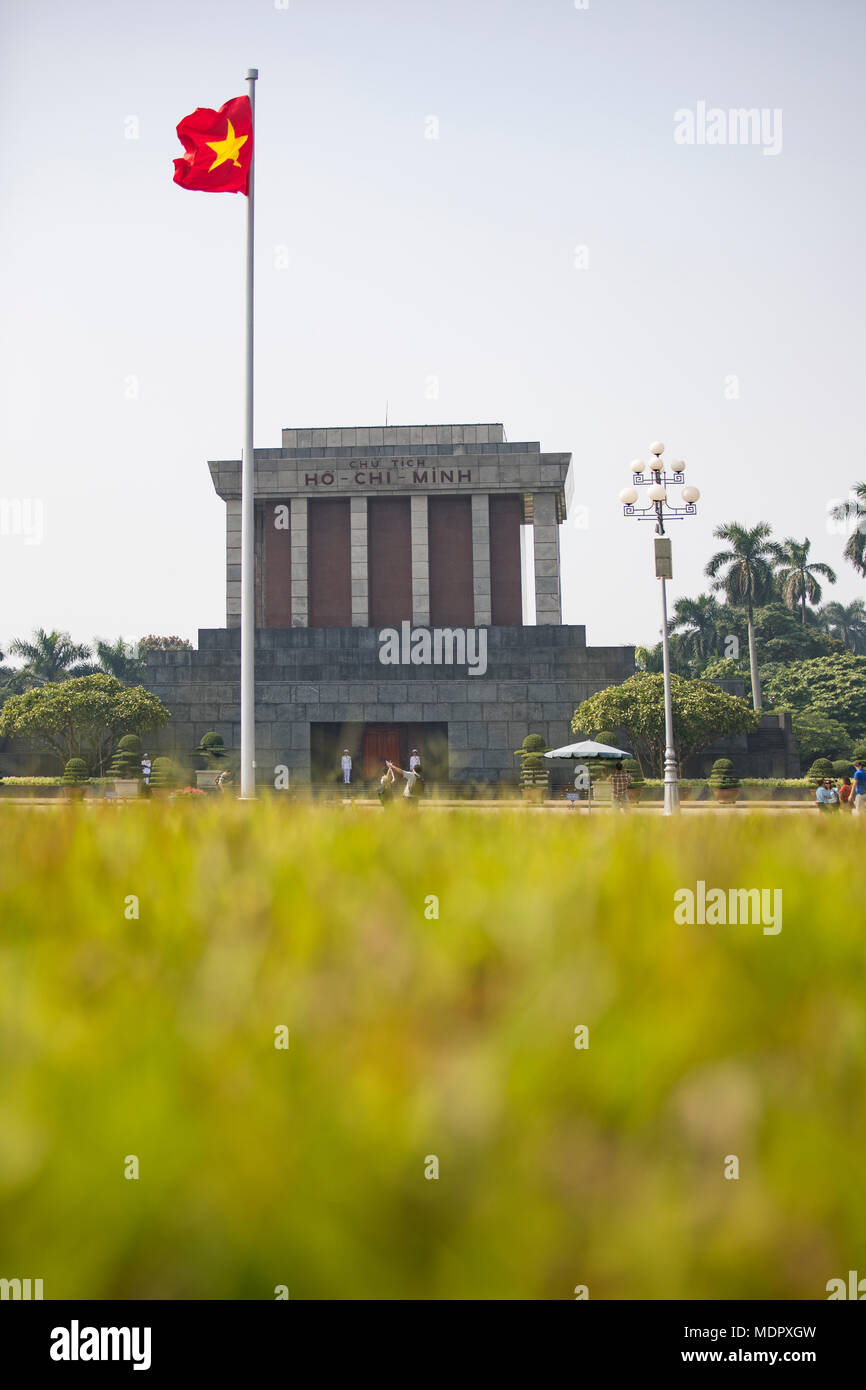 HANOI VIETNAM - NOV 2,2017: Touristen fotografieren vor hochiminh musium wichtiger historischer Ort der Revolution in Hanoi, Vietnam Stockfoto