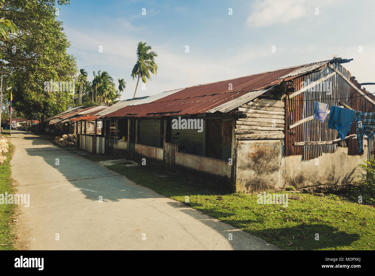 Eine alte Baracke für die Armen. Armut ist das Problem der Menschheit. Fischer Hütte im tropischen Dorf in der Nähe von dem Meer in Indien Stockfoto