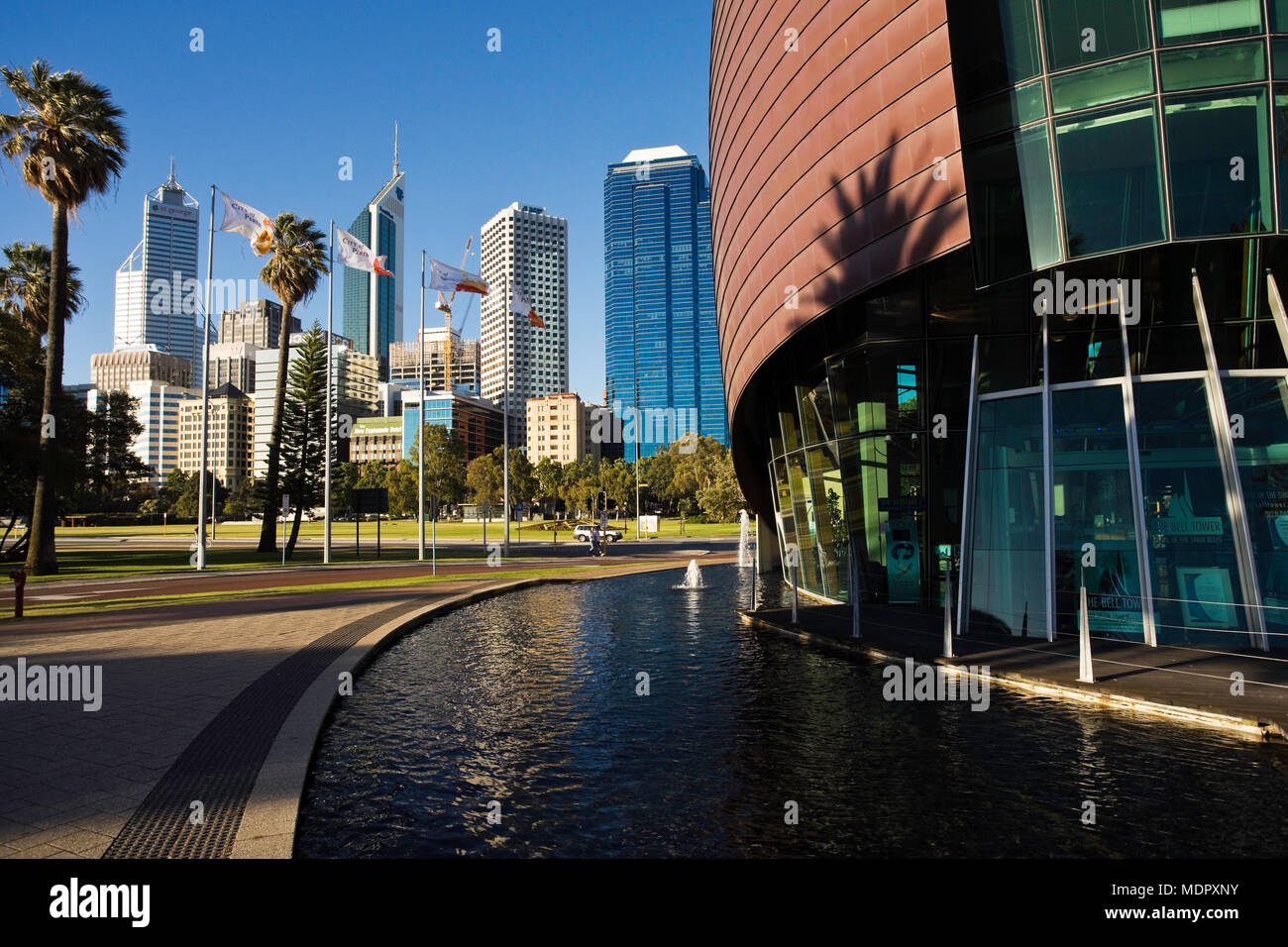 Perth, WA; Skyline mit Swan Bell Tower Stockfoto