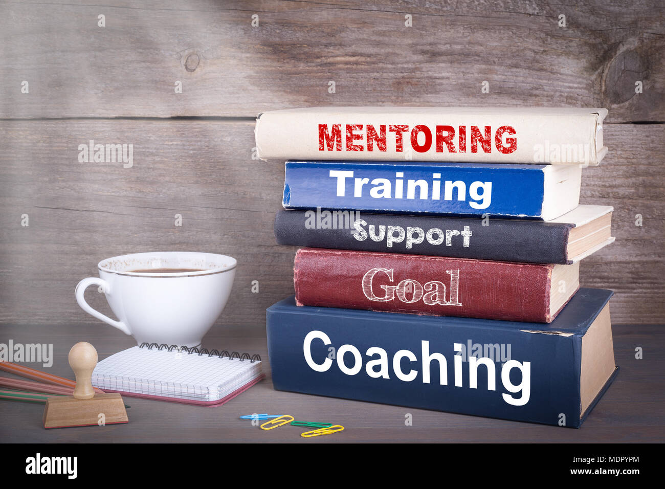Mentoring Konzept. Stapel der Bücher auf dem Schreibtisch aus Holz Stockfoto