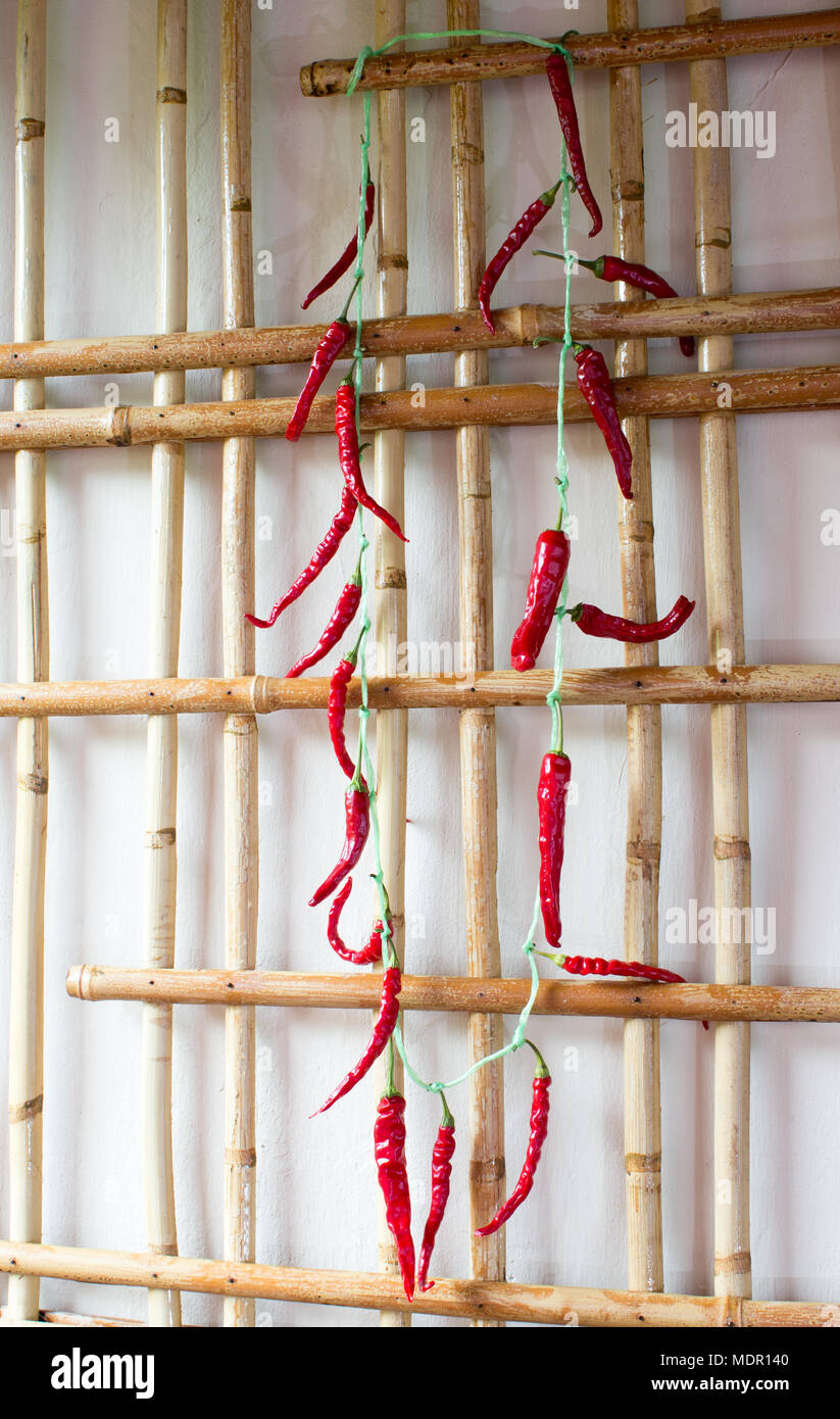 Trocknen Chili auf der Bambus Raster Stockfotografie - Alamy