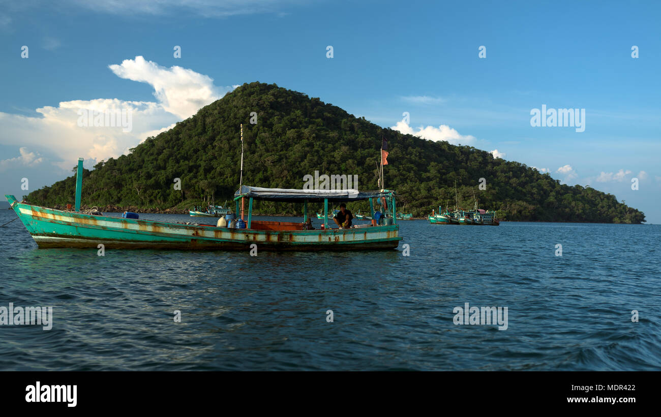 Mpay bay Fischerdorf, in der Nähe von Koh Rong Samloem Insel. Fischer Standortwahl auf den Longtail Boot. Kambodscha vom 25. Oktober 2017 Stockfoto Mpay bay Fischerdorf, in der Nähe von Koh Rong Samloem Insel. Fischer Standortwahl auf den Longtail Boot. Kambodscha vom 25. Oktober 2017 Stockfoto