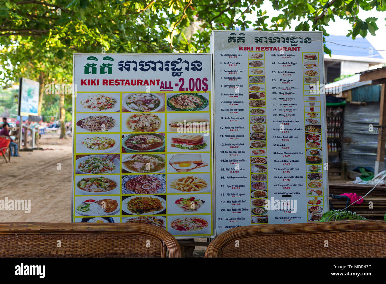 Information Board mit Menü vor Restaurant KIKI. Mpay Bay Fischerdorf. Kambodscha, Asien, 25. Oktober 2017 Stockfoto Information Board mit Menü vor Restaurant KIKI. Mpay Bay Fischerdorf. Kambodscha, Asien, 25. Oktober 2017 Stockfoto
