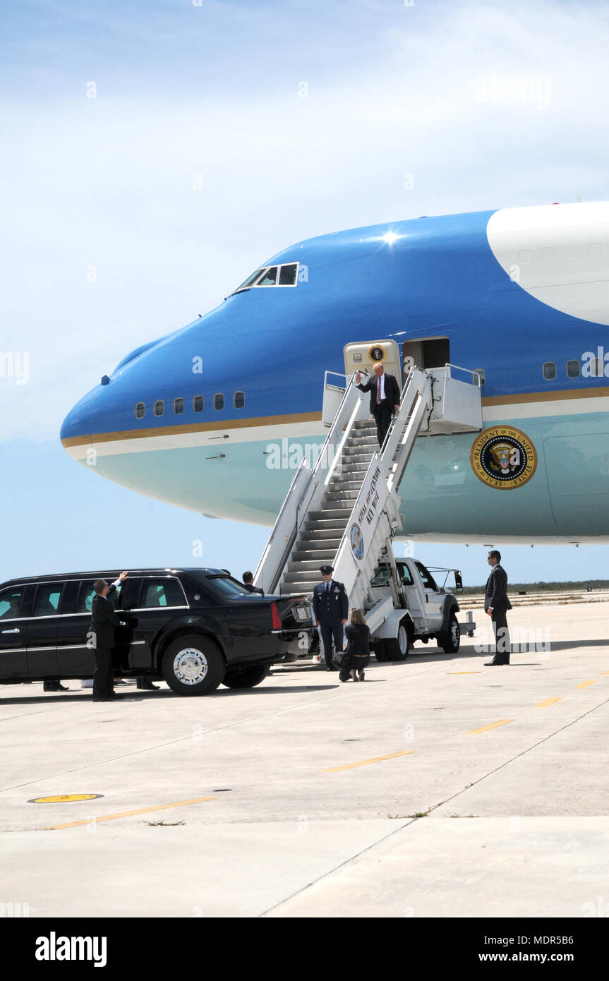 KEY WEST, Florida (19 April 2018) Präsident der Vereinigten Staaten von Amerika Donald J. Trumpf disembarks Air Force One an der Naval Air Station in Key West Boca Chica. Während der Reise des Präsidenten nach Key West, sprach er Mitglieder und Gäste zu Service und erhielt einen Brief aus Joint Interagency Task Force Süd, US Northern Command und US Southern Command. NAS-Key West ist eine state-of-the-art Facility für Luft-zu-Luft-Kampfflugzeug Luftfahrzeuge aller militärischen Dienstleistungen und bietet erstklassige pierside Unterstützung der U.S.- und ausländische Marineschiffe. (U.S. Marine Foto von Jolene Scholl/Freigegeben) Stockfoto
