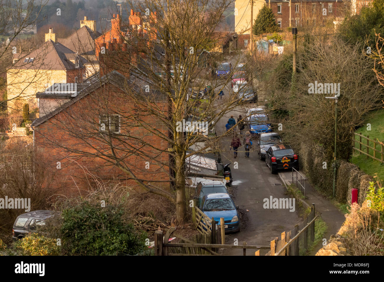 Autos entlang der Straße im Wohngebiet von Stroud, Gloucestershire, UK geparkt Stockfoto