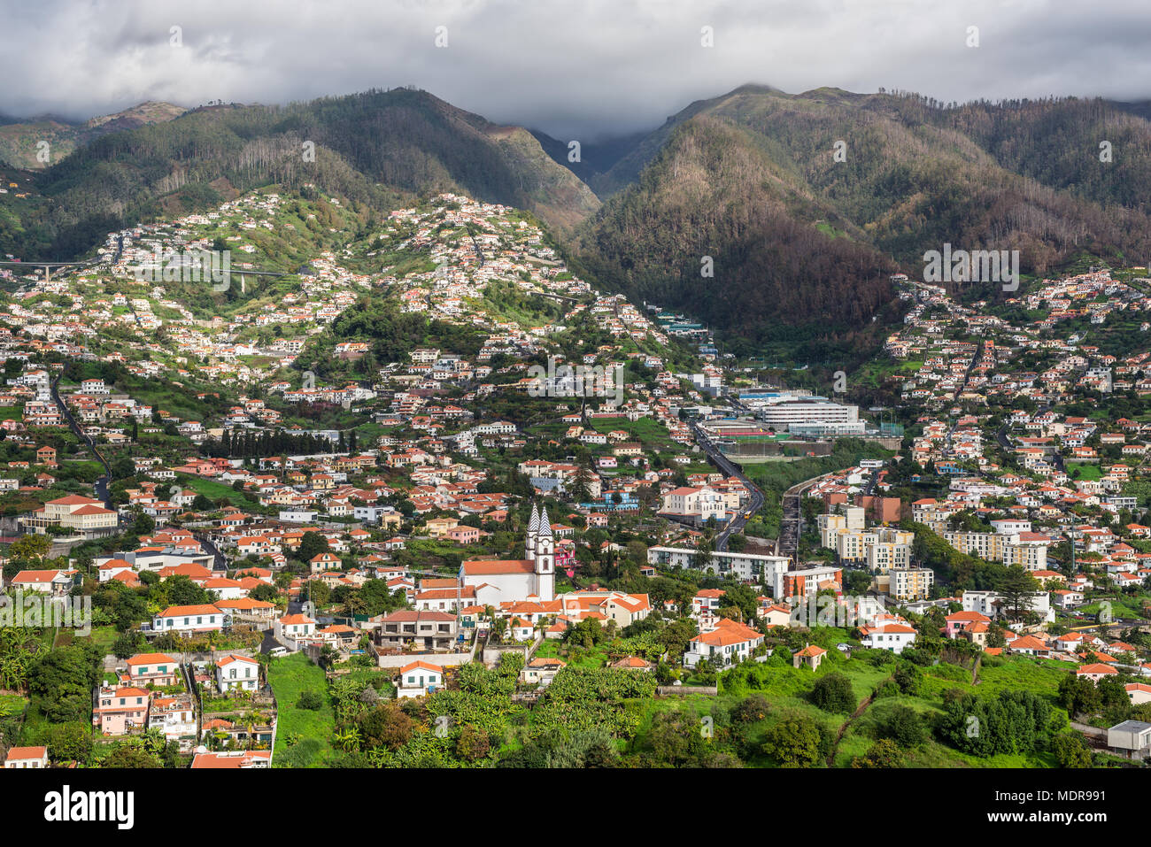 Blick auf die Stadt Funchal am Hang des Berges in den Hafen von Seehafen der Insel Madeira, Portugal Stockfoto