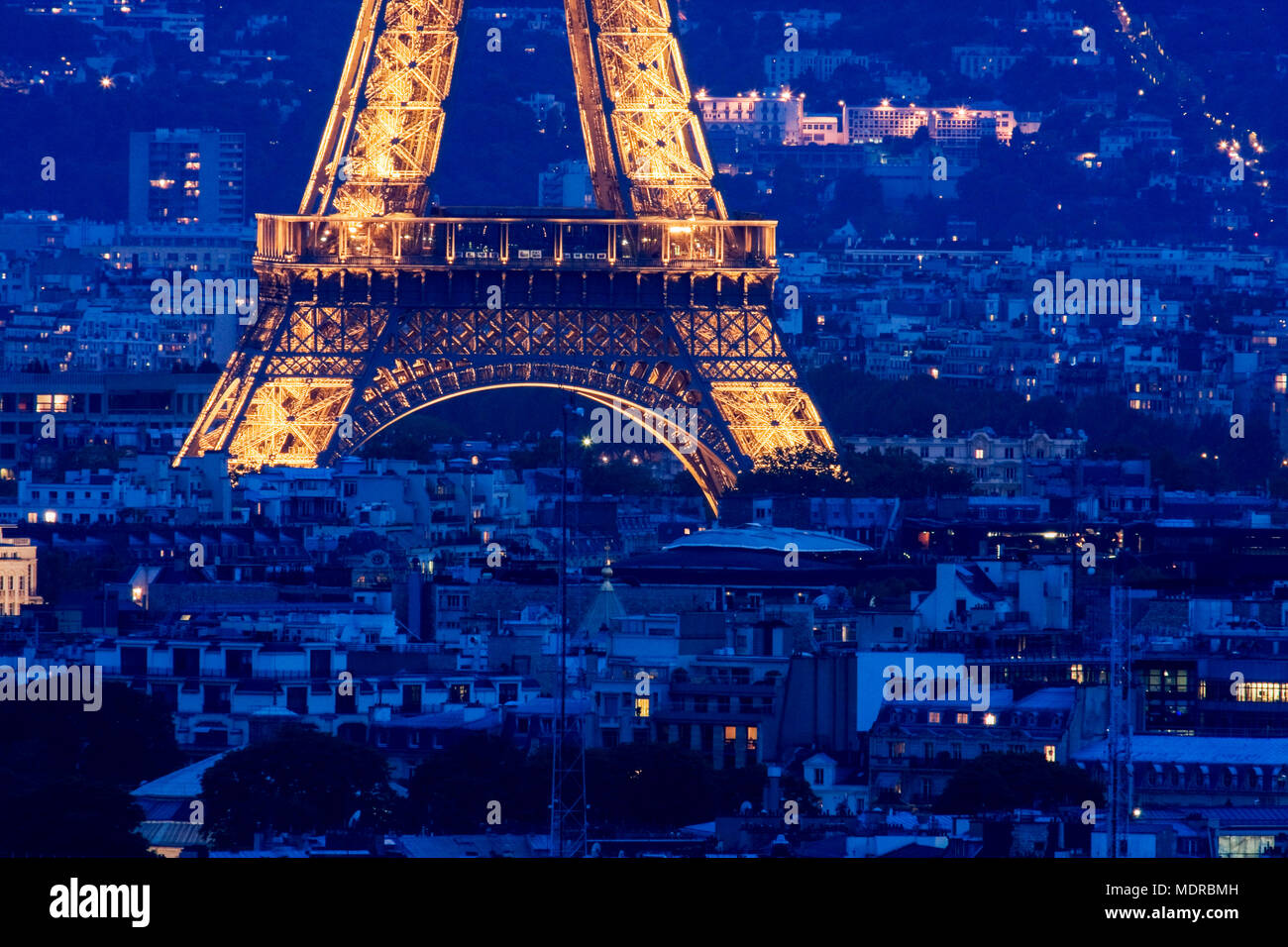 Paris, Frankreich; Eiffelturm bei Dämmerung Stockfoto