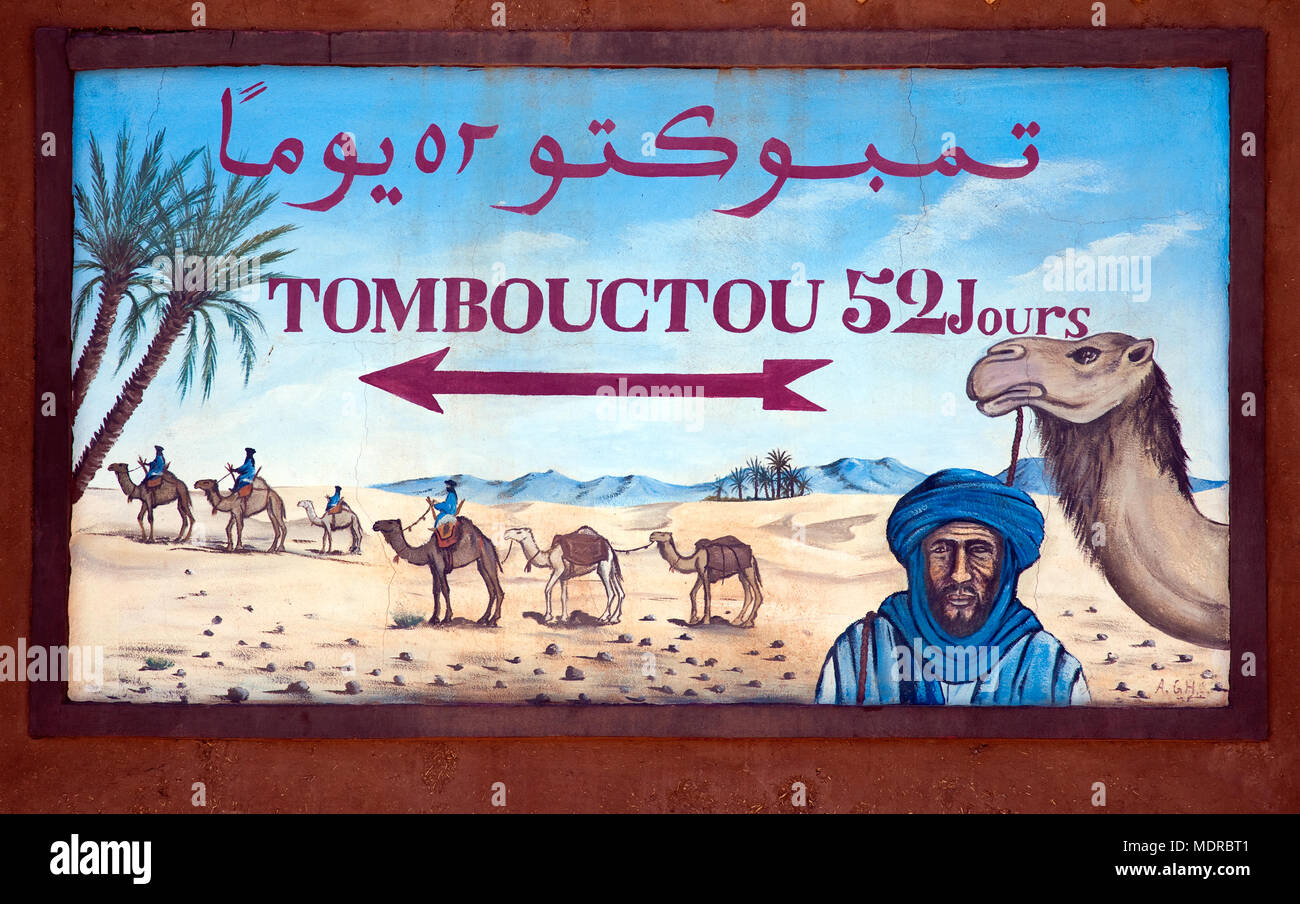 Zagora, Marokko; Wegweiser zeigt 52 Tage nach Timbuktu mit dem Kamel Stockfoto
